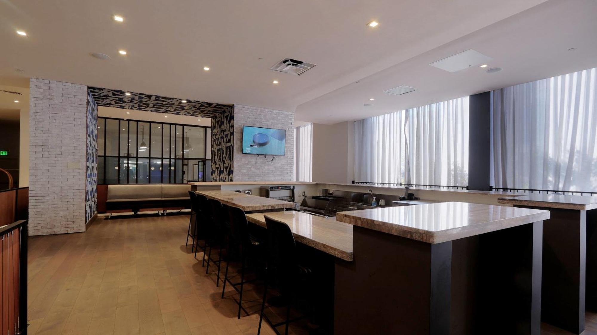 Convention Center Executive Free Indoor Parking Apartment